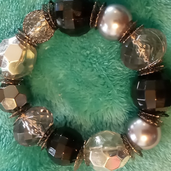 4 oversized beaded bracelets expandable. - Picture 2 of 3